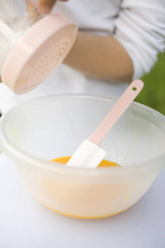 西方人,儿童,手,一个人,站,竖图,俯视,室内,特写,白天,纯洁,餐桌,桌子,欧洲,欧洲人,仅一个女性,仅一个人,握,阴影,服装,朦胧,模糊,反射,粉末,影子,勺子,陶瓷,蛋,鸡蛋,面粉,陶瓷制品,拿,粮食,拿着,小孩,衣服,容器,调羹,汤匙,碗,站着,仅一个小孩,手部,粉,可爱,童年,童趣,握着,服饰,餐台,储藏,农产品,衣着,储存,穿着,童真,烂漫,无邪,原材料,草鸡蛋,卵,粉状,衣饰,天真,女孩,女人,女性,白种人,孩子,站立,半身,彩图,高角度拍摄,贮存,女生