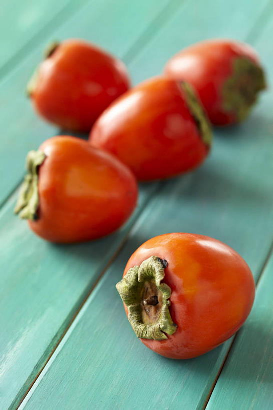 无人,竖图,俯视,室内,特写,白天,餐桌,桌子,浆果,柿子,水果,五个,许多,阴影,朦胧,模糊,新鲜,反射,影子,生食,食品,果实,食物,红色,有机食品,绿色食品,餐台,彩图,高角度拍摄