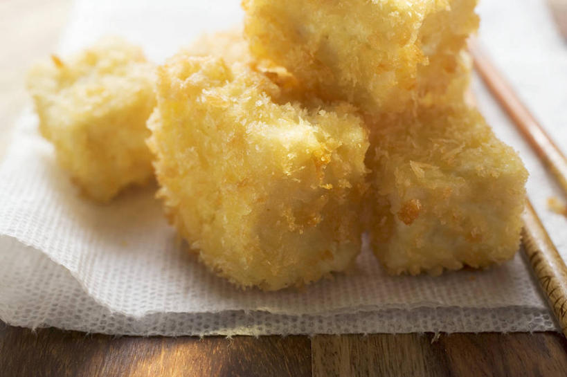 豆腐,无人,横图,俯视,室内,特写,白天,餐桌,筷子,桌子,餐具,一堆,一双,阴影,堆叠,堆积,朦胧,模糊,反射,影子,油炸,文化,传统,餐台,堆,礼节,豆制品,礼仪,进餐用具,彩图,高角度拍摄