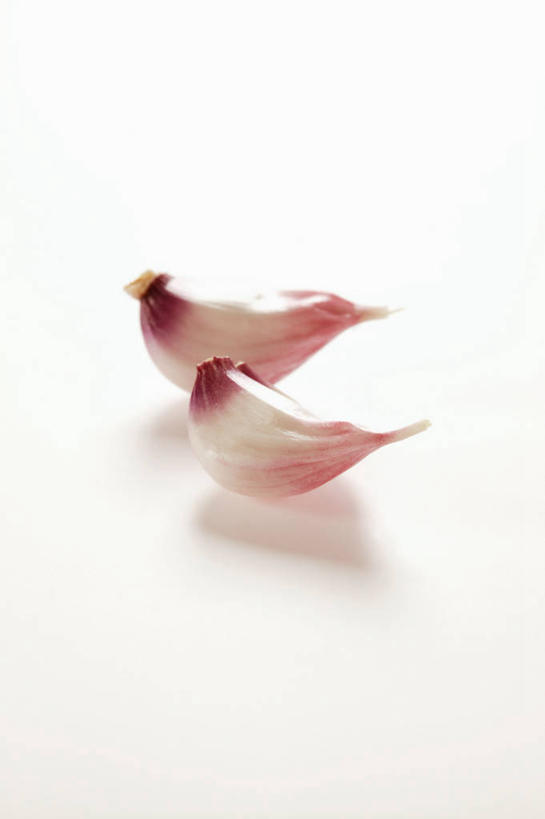 无人,竖图,俯视,室内,特写,白天,白色背景,餐桌,桌子,蔬菜,蒜,阴影,新鲜,反射,影子,食品,蒜头,食物,两个,粉色,白色,摄影,有机食品,绿色食品,影棚,餐台,胡蒜,大蒜,彩图,高角度拍摄,影棚拍摄,拍摄