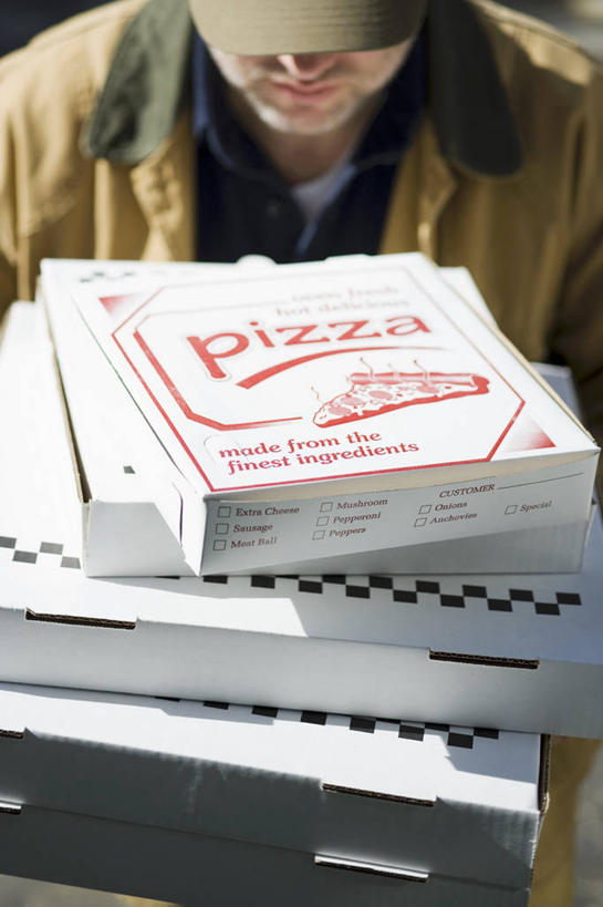 西方人,一个人,站,捧,竖图,俯视,室外,特写,白天,烹饪,西餐,帽子,欧洲,欧洲人,仅一个男性,仅一个人,仅一个中年男性,一排,许多,阴影,服装,整齐,光线,英文,标志,文字,影子,纸盒,字符,字母,料理,食品,披萨,匹萨,很多,标识,运动帽,菜肴,美食,盒子,食物,排列,衣服,阳光,包装盒,快餐,站着,鸭舌帽,西式,服饰,佳肴,堆,英文字母,比萨,衣着,穿着,队列,西式快餐,垃圾食品,意大利薄饼,衣饰,男人,男性,中年男性,白种人,端,端着,捧着,手捧,站立,半身,彩图,高角度拍摄