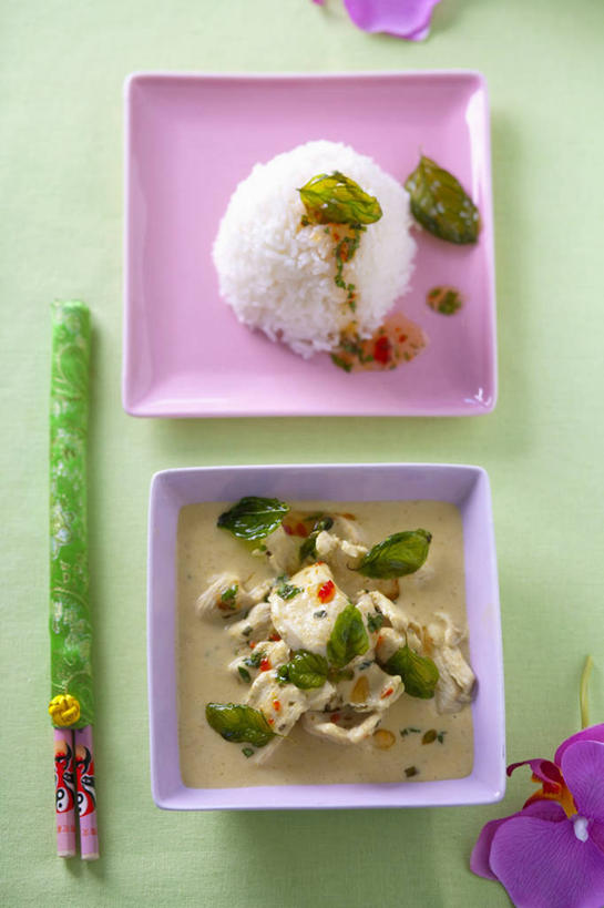 无人,竖图,俯视,室内,特写,白天,烹饪,植物,餐桌,桌子,辣椒,蔬菜,餐具,叶子,阴影,新鲜,反射,碟子,盘,影子,鸡肉,肉,香料,料理,食品,绿叶,草药,泰式,菜肴,美食,肉类,泰国料理,中药,食物,两个,盘子,碟,香草,嫩叶,佳肴,有机食品,绿色食品,餐台,罗勒,紫苏,药材,中草药,肉食,辣角,红海椒,大椒,辣虎,广椒,九层塔,圣约瑟夫草,甜罗勒,兰香,中药材,本草,泰菜,泰国菜,泰式料理,叶,叶片,辣子,红辣椒,海椒,番椒,彩图,高角度拍摄