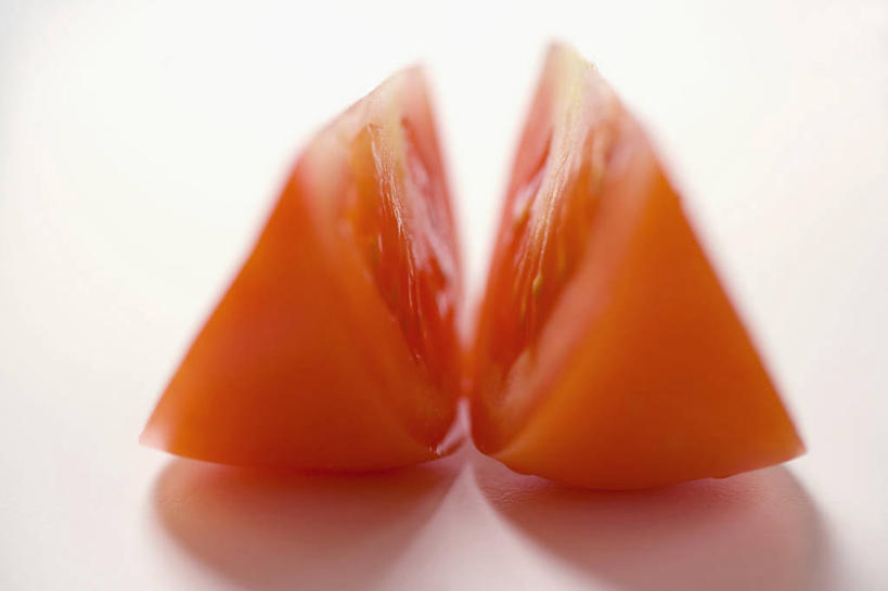 无人,横图,俯视,室内,特写,白天,白色背景,餐桌,桌子,蔬菜,西红柿,两块,切开,阴影,新鲜,反射,影子,食品,食物,红色,切,摄影,有机食品,绿色食品,影棚,餐台,剖面,切面,番茄,彩图,高角度拍摄,影棚拍摄,拍摄