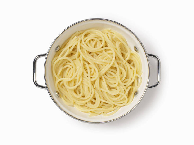 面食,面条,意大利面,无人,横图,俯视,室内,特写,白天,白色背景,烹饪,西餐,桌面,桌子,厨具,金属制品,一堆,许多,阴影,堆叠,堆积,反射,金属,木制,锅子,影子,面,料理,食品,很多,锅,食物,一个,黄色,木制品,西式,摄影,影棚,单个,锅具,堆,烹饪用具,烹调用具,烹调,彩图,高角度拍摄,影棚拍摄,拍摄