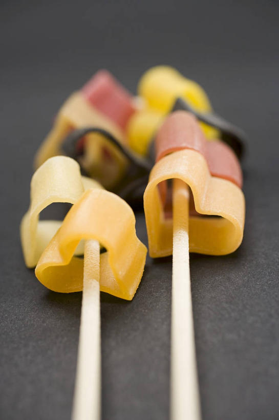 面食,面条,意大利面,无人,竖图,俯视,室内,特写,白天,爱情,西餐,筷子,桌面,桌子,餐具,一排,一双,阴影,黑色背景,爱心,整齐,反射,木制,影子,面,料理,食品,浪漫,文化,传统,食物,排列,木制品,温暖,温馨,心形,恩爱,西式,摄影,影棚,礼节,和睦,队列,礼仪,心型,进餐用具,彩图,高角度拍摄,影棚拍摄,拍摄,融洽