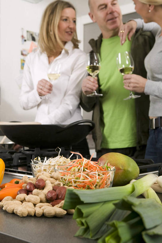 红酒,葡萄酒,西方人,三个人,伙伴,朋友,站,笑,微笑,露齿笑,竖图,室内,白天,仰视,爱情,烹饪,友谊,厨房,桌面,桌子,蔬菜,杯子,厨具,金属制品,欧洲,欧洲人,握,服装,新鲜,金属,高脚杯,锅子,大理石,食品,红酒杯,酒类,浪漫,拿,拿着,注视,休闲装,锅,玻璃制品,酒,食物,饮料,衣服,酒杯,观察,看,站着,休闲,温暖,温馨,休闲服,红葡萄酒,恩爱,搭,握着,恋人,服饰,有机食品,绿色食品,锅具,观看,和睦,察看,葡萄酒杯,搭着,关注,烹饪用具,大理石制品,友情,男人,男性,年轻男性,年轻女性,女人,女性,白种人,情侣,玻璃杯,烹调用具,烹调,站立,半身,彩图,低角度拍摄,灶间,伴侣,融洽