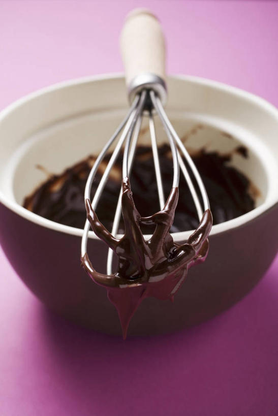 无人,竖图,俯视,室内,特写,白天,烹饪,桌面,桌子,厨具,金属制品,阴影,融化,反射,金属,木制,影子,陶瓷,食品,糖,糖果,甜点,甜品,陶瓷制品,食物,一个,木制品,容器,打蛋器,搅拌器,碗,甜食,巧克力,摄影,影棚,单个,储藏,朱古力,黑巧克力,储存,烹饪用具,熔化,溶化,熔解,消溶,手动打蛋器,烹调用具,烹调,彩图,高角度拍摄,影棚拍摄,拍摄,贮存