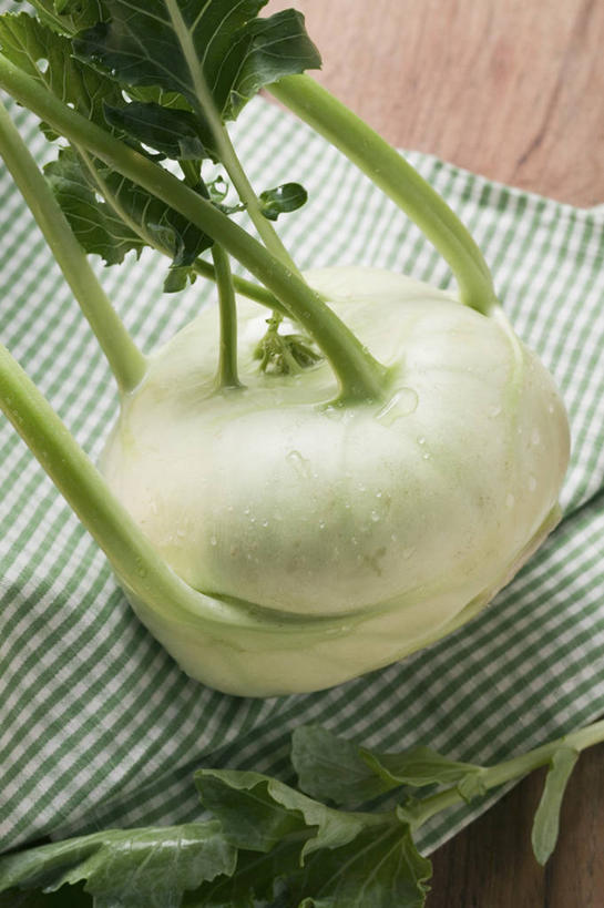 无人,竖图,俯视,室内,特写,白天,植物,桌面,桌子,蔬菜,叶子,阴影,新鲜,反射,木制,布料,纹理,影子,食品,绿叶,布纹,桌布,食物,一个,绿色,餐巾,木制品,台布,嫩叶,芥菜,有机食品,绿色食品,单个,大头菜,肌理,盖菜,叶,叶片,叶脉,彩图,高角度拍摄