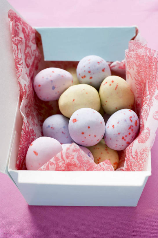 无人,竖图,俯视,室内,特写,白天,桌面,桌子,复活节,阴影,节日,庆祝,反射,木制,影子,纸盒,食品,糖,糖果,甜点,甜品,软糖,文化,盒子,食物,一个,包装盒,木制品,甜食,庆典,摄影,影棚,单个,纪念,彩图,高角度拍摄,影棚拍摄,拍摄