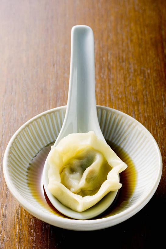 点心,馄饨,面食,无人,竖图,俯视,室内,特写,白天,桌面,桌子,阴影,反射,木制,影子,勺子,陶瓷,调料,料理,食品,面点,陶瓷制品,调味品,调味料,酱油,美食,食物,一个,木制品,容器,调羹,汤匙,碗,中式,单个,储藏,储存,扁肉,豉油,彩图,高角度拍摄,贮存
