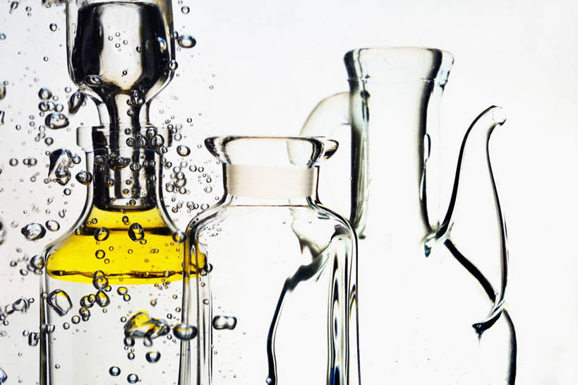 无人,横图,室内,特写,白天,白色背景,正面,桌面,桌子,橄榄,水果,一排,阴影,飞溅,新鲜,整齐,溅,反射,木制,液体,影子,水滴,生食,食用油,油,橄榄油,食品,果实,玻璃制品,水珠,食物,排列,三个,玻璃瓶,木制品,瓶子,摄影,有机食品,绿色食品,影棚,队列,喷洒,植物油,青果,白榄,彩图,影棚拍摄,拍摄