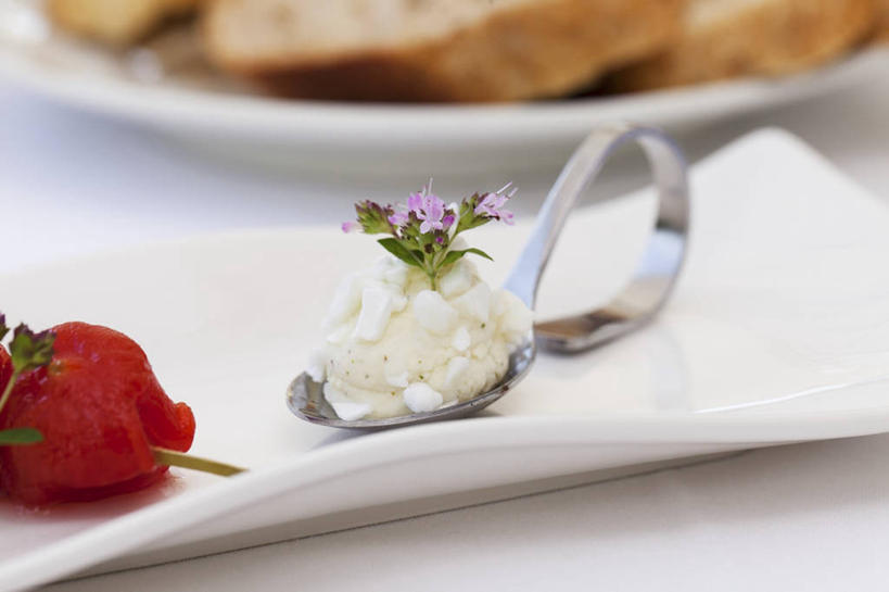 点心,面包,奶酪,无人,横图,俯视,室内,特写,白天,桌面,桌子,草莓,浆果,餐具,水果,阴影,朦胧,模糊,新鲜,芳香,反射,木制,碟子,盘,影子,生食,干酪,起司,食品,面点,果实,芝士,营养,竹签,食物,糕点,两个,盘子,木制品,碟,香草,乳酪,有机食品,绿色食品,吉祥,百里香,麝香草,乳制品,发酵,山羊奶酪,取食签,如意,勇气,勇敢,地椒,自尊,不屈,平安,洋莓,水果皇后,红莓,地莓,彩图,高角度拍摄