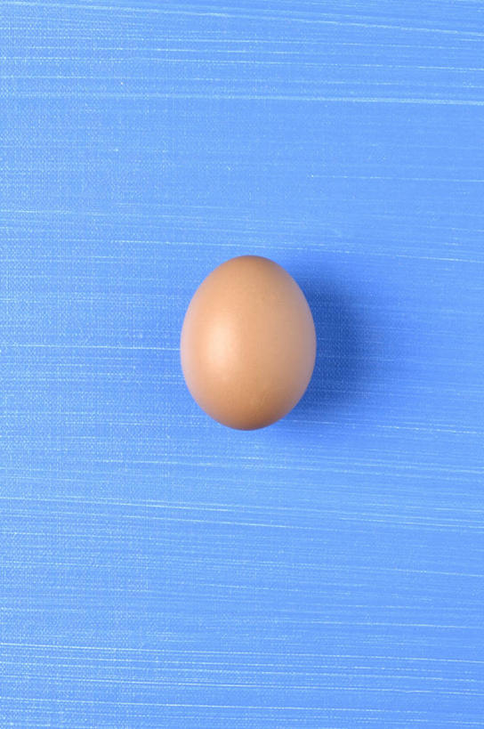 无人,竖图,俯视,室内,特写,白天,桌面,桌子,阴影,蓝色背景,反射,木制,影子,蛋,鸡蛋,一个,黄色,木制品,摄影,影棚,单个,卵,彩图,高角度拍摄,影棚拍摄,拍摄