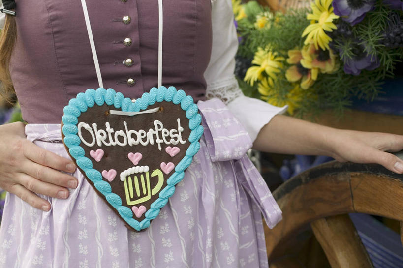 点心,西方人,一个人,站,横图,室外,特写,白天,正面,民族服装,爱情,幸福,太阳,向日葵,欧洲,圣诞节,欧洲人,仅一个年轻女性,仅一个女性,仅一个人,服装,节日,爱心,庆祝,盛开,英文,标志,文字,字符,字母,食品,甜点,浪漫,花蕾,文化,标识,手叉腰,花,花瓣,花朵,鲜花,食物,糕点,衣服,啤酒节,饼干,甜食,零食,花苞,花蕊,叉腰,站着,庆典,温暖,温馨,心形,恩爱,服饰,纪念,英文字母,和睦,衣着,穿着,光辉,姜饼,沉默,忠诚,勇敢,投缘,爱慕,衣饰,慕尼黑啤酒节,德式姜饼,高傲,朝阳花,葵花,望日莲,向阳花,转日莲,年轻女性,女人,女性,白种人,心型,站立,半身,彩图,传统服装,民俗服,融洽