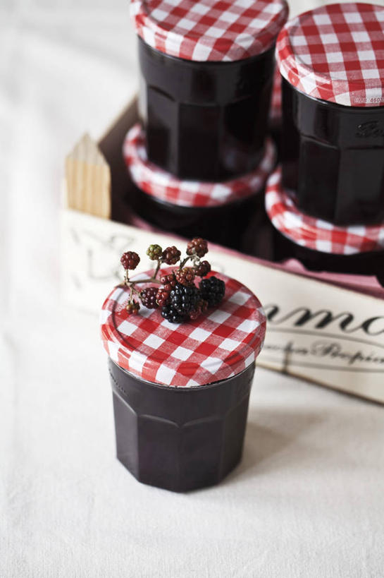 无人,竖图,俯视,室内,特写,白天,桌面,桌子,黑莓,水果,玻璃,阴影,新鲜,反射,木制,影子,纸盒,调料,酱料,酱汁,生食,佐料,食品,果实,调味品,调味料,酱,玻璃制品,盒子,食物,包装盒,玻璃瓶,木制品,瓶子,果酱,有机食品,绿色食品,广口瓶,露莓,果子酱,彩图,高角度拍摄