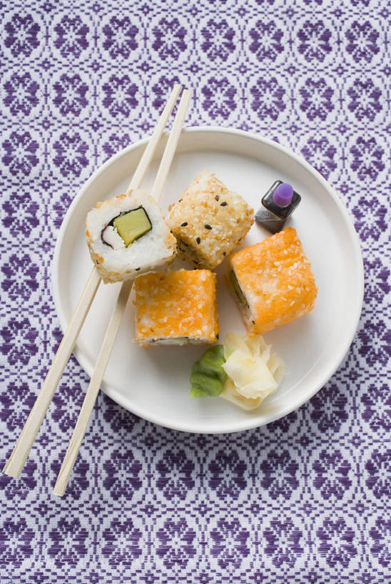 米饭,寿司,无人,竖图,俯视,室内,特写,白天,烹饪,筷子,桌面,桌子,餐具,一双,阴影,反射,木制,布料,影子,陶瓷,调料,日本料理,料理,食品,陶瓷制品,饭,调味品,调味料,布纹,文化,传统,酱油,菜肴,美食,桌布,食物,一个,餐巾,木制品,容器,台布,碗,日式料理,日式,佳肴,单个,储藏,礼节,五谷,储存,醋饭,礼仪,四喜饭,豉油,进餐用具,彩图,高角度拍摄,贮存