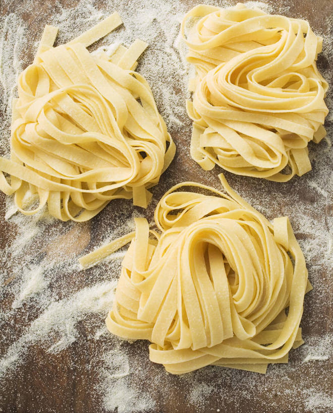 面食,面条,意大利面,无人,竖图,俯视,室内,特写,白天,西餐,桌面,桌子,阴影,朦胧,模糊,反射,木制,粉末,影子,面,面粉,料理,食品,粮食,食物,黄色,木制品,粉,西式,农产品,原材料,粉状,彩图,高角度拍摄