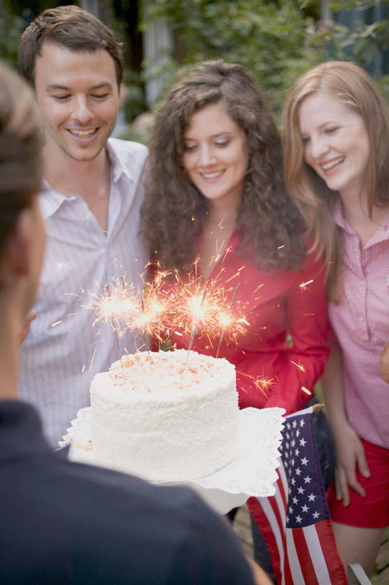 点心,西方人,背部,四个人,伙伴,朋友,站,捧,笑,微笑,露齿笑,竖图,室外,白天,正面,爱情,友谊,植物,蜡烛,欧洲,欧洲人,阴影,服装,朦胧,模糊,光线,火焰,影子,烛光,食品,甜点,甜品,浪漫,燃烧,注视,休闲装,文化,树,树木,食物,糕点,衣服,绿色,自然,甜食,奶油,生日蛋糕,点燃,观察,看,祈祷,站着,休闲,温暖,温馨,休闲服,恩爱,许愿,恋人,服饰,生长,成长,观看,纪念,祈求,和睦,察看,乳制品,关注,激凌,克林姆,淇淋,平安,友情,男人,男性,年轻男性,年轻女性,女人,女性,白种人,情侣,端,端着,捧着,手捧,站立,半身,彩图,伴侣,融洽,蛋糕