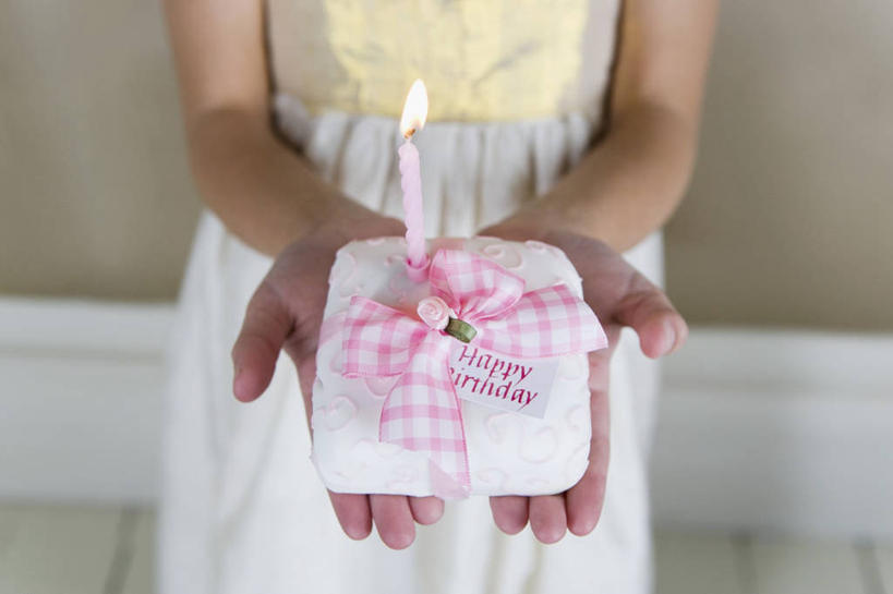 点心,西方人,儿童,手,一个人,站,捧,横图,俯视,室内,特写,白天,裙子,纯洁,蜡烛,欧洲,欧洲人,双手,仅一个女性,仅一个人,阴影,连衣裙,服装,朦胧,模糊,装饰,光线,火焰,丝绸,丝带,影子,烛光,食品,缎带,燃烧,文化,绸带,食物,糕点,小孩,衣服,蝴蝶结,生日蛋糕,点燃,祈祷,站着,仅一个小孩,手部,可爱,童年,童趣,许愿,服饰,纪念,华丽,修饰,祈求,点缀,衣着,穿着,童真,烂漫,无邪,衬托,美观,雅致,雅观,衣饰,平安,天真,女孩,女人,女性,白种人,孩子,端,端着,捧着,手捧,站立,半身,彩图,高角度拍摄,蛋糕,女生