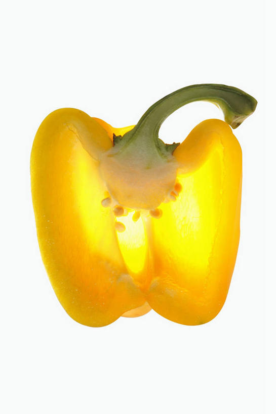 无人,竖图,俯视,室内,特写,白天,白色背景,桌面,桌子,辣椒,蔬菜,切开,阴影,新鲜,反射,木制,影子,食品,食物,一个,黄色,木制品,切,摄影,有机食品,绿色食品,影棚,单个,剖面,彩椒,切面,辣角,红海椒,大椒,辣虎,广椒,甜椒,柿子椒,辣子,海椒,番椒,灯笼椒,彩图,高角度拍摄,影棚拍摄,拍摄