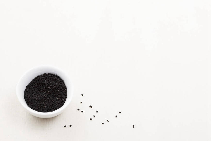 无人,横图,俯视,室内,特写,白天,白色背景,桌面,桌子,蔬菜,一堆,阴影,堆叠,堆积,新鲜,反射,木制,粉末,影子,陶瓷,香菜,食品,陶瓷制品,食物,一个,黑色,木制品,容器,碗,粉,摄影,有机食品,绿色食品,影棚,单个,储藏,堆,储存,胡菜,香荽,原荽,园荽,芫荽,粉状,粉剂,胡荽,莞荽,芫茜,芫蓿,莚葛草,莚荽菜,彩图,高角度拍摄,影棚拍摄,拍摄,贮存