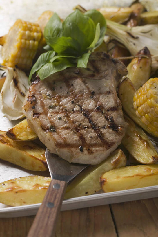 无人,竖图,俯视,室内,特写,白天,烧烤,玉米,桌面,桌子,蔬菜,一块,阴影,新鲜,反射,纹路,木制,棒子,纹理,影子,玉蜀黍,肉,食品,猪肉,肉类,食物,木制品,有机食品,绿色食品,苞米,苞芦,肉食,豚肉,苞谷,肌理,包谷,大蜀黍,番麦,薏米包,玉高粱,玉麦,珍珠米,彩图,高角度拍摄