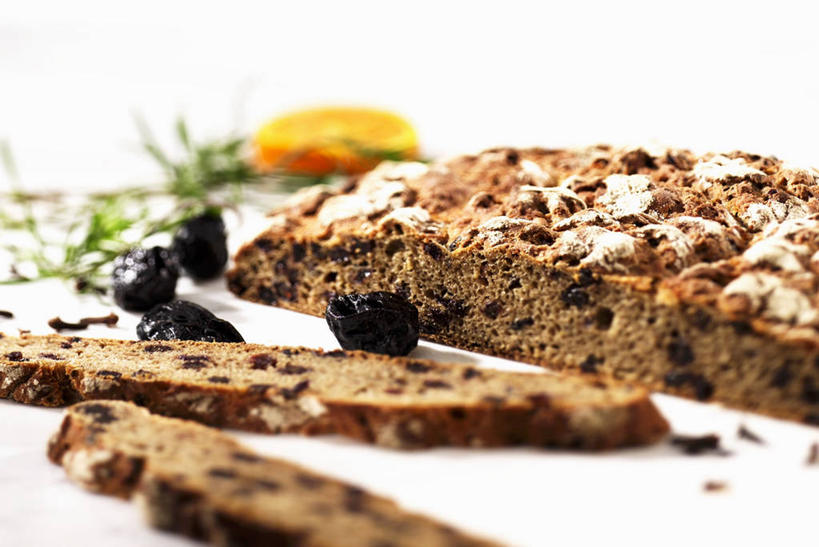 点心,面包,无人,横图,俯视,室内,特写,白天,白色背景,桌面,桌子,柑橘,葡萄,水果,阴影,朦胧,模糊,新鲜,反射,木制,影子,生食,食品,面点,果实,食物,糕点,木制品,葡萄干,摄影,有机食品,绿色食品,影棚,乌珠木,山葫芦,蒲桃,橘子,桔子,橙子,橙,草龙珠,彩图,高角度拍摄,影棚拍摄,拍摄