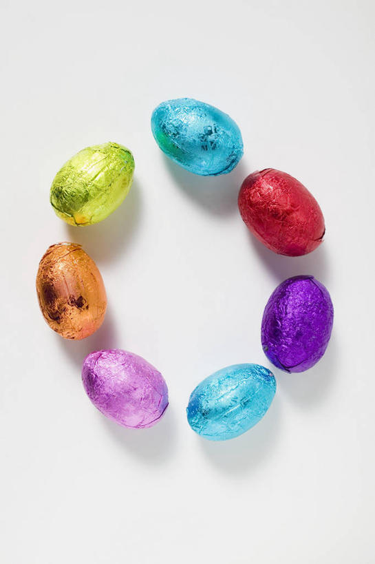 无人,竖图,俯视,彩色,室内,特写,白天,白色背景,桌面,桌子,复活节,阴影,节日,庆祝,反射,木制,包装,包装纸,铝箔纸,锡箔纸,影子,纸,蛋,食品,糖,糖果,甜点,甜品,纸张,文化,食物,木制品,甜食,巧克力,庆典,摄影,影棚,纪念,朱古力,黑巧克力,五颜六色,色彩斑斓,包装材料,五彩缤纷,彩蛋,锡箔,复活节彩蛋,铝箔,五彩斑斓,五光十色,彩图,高角度拍摄,影棚拍摄,拍摄