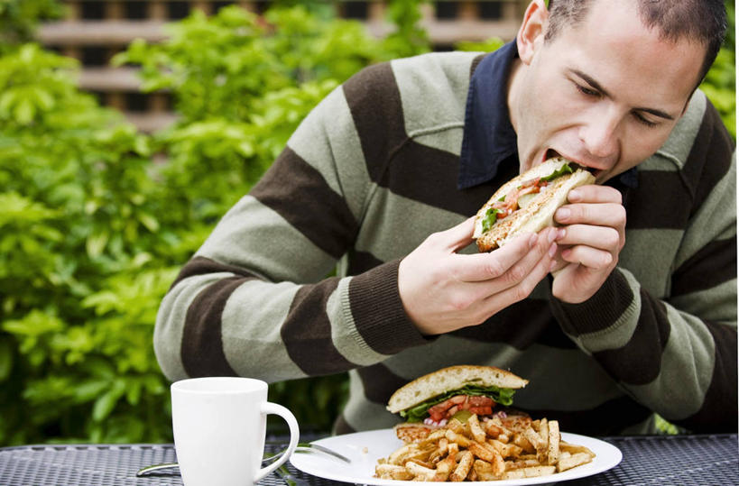 点心,面包,西方人,一个人,坐,吃,横图,室外,白天,正面,烹饪,西餐,植物,桌面,桌子,蔬菜,土豆,杯子,餐具,欧洲,欧洲人,仅一个男性,仅一个人,握,服装,朦胧,模糊,新鲜,木制,碟子,盘,陶瓷,三明治,料理,食品,面点,陶瓷制品,拿,拿着,注视,休闲装,薯条,菜肴,美食,树,树木,食物,糕点,仅一个年轻男性,衣服,绿色,自然,盘子,马克杯,木制品,水杯,碟,快餐,观察,看,休闲,休闲服,西式,握着,服饰,佳肴,有机食品,绿色食品,生长,成长,观看,察看,关注,西式快餐,三文治,馍馍蛋,男人,男性,年轻男性,白种人,洋芋,山药蛋,马铃薯,嚼,食,坐着,半身,彩图