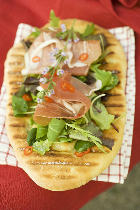 点心,面包,无人,竖图,俯视,室内,特写,白天,植物,桌面,桌子,蔬菜,叶子,纺织品,阴影,新鲜,反射,木制,布,纹理,影子,肉,食品,面点,绿叶,织物,火腿,猪肉,肉类,食物,腌制,糕点,绿色,木制品,嫩叶,有机食品,绿色食品,布匹,肉食,豚肉,肌理,卡其布,熏制,火肉,兰熏,猪腿,叶,叶片,叶脉,彩图,高角度拍摄