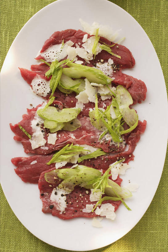 无人,竖图,俯视,室内,特写,白天,烹饪,西餐,餐桌,桌子,芹菜,蔬菜,餐具,一堆,许多,绿色背景,阴影,堆叠,堆积,新鲜,反射,碟子,盘,影子,肉,牛肉,料理,食品,菜肴,美食,肉类,食物,一个,白色,盘子,碟,西式,摄影,佳肴,有机食品,绿色食品,影棚,单个,餐台,堆,肉食,药芹,水芹,旱芹,彩图,高角度拍摄,影棚拍摄,拍摄