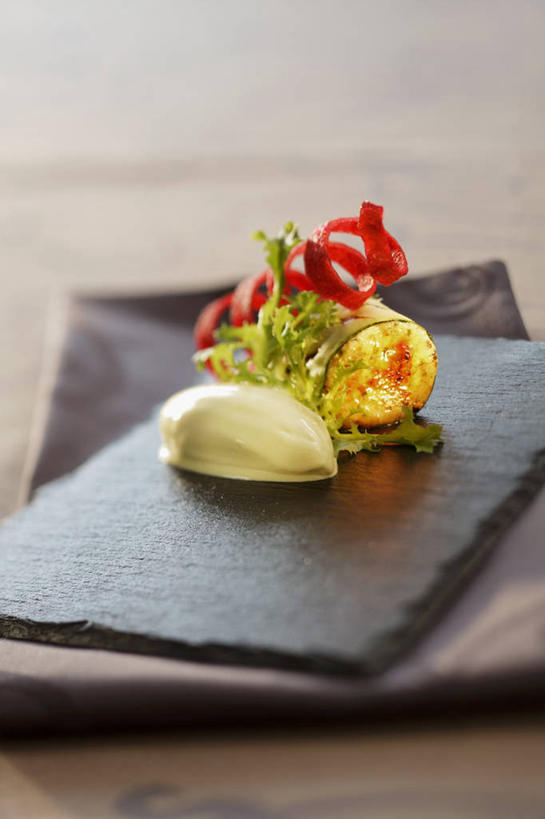 奶酪,无人,竖图,俯视,室内,特写,白天,烹饪,西餐,快乐,餐桌,桌子,餐具,阴影,盛开,反射,碟子,盘,影子,调味,香料,佐料,干酪,起司,料理,食品,芝士,营养,花蕾,菜肴,美食,藏红花,花,花瓣,花朵,鲜花,食物,盘子,碟,花苞,花蕊,乳酪,西式,摄影,佳肴,影棚,餐台,保护,番红花,配料,乳制品,发酵,山羊奶酪,西红花,作料,彩图,高角度拍摄,影棚拍摄,拍摄