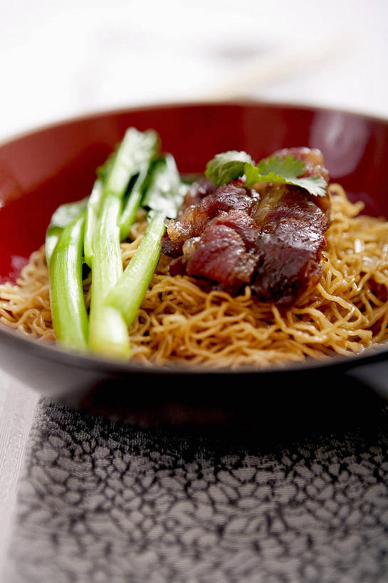 面食,面条,无人,竖图,俯视,室内,特写,白天,餐桌,桌子,蔬菜,一堆,许多,阴影,堆叠,堆积,朦胧,模糊,新鲜,反射,影子,陶瓷,面,肉,食品,陶瓷制品,猪肉,肉类,食物,一个,容器,碗,摄影,有机食品,绿色食品,影棚,单个,餐台,储藏,堆,储存,肉食,豚肉,彩图,高角度拍摄,影棚拍摄,拍摄,贮存