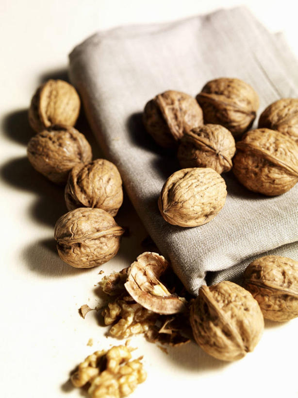 无人,竖图,俯视,室内,特写,白天,白色背景,餐桌,桌子,一堆,许多,阴影,堆叠,堆积,反射,布料,影子,核桃,坚果,果实,布纹,桌布,餐巾,台布,干果,摄影,影棚,餐台,堆,胡桃,羌桃,彩图,高角度拍摄,影棚拍摄,拍摄