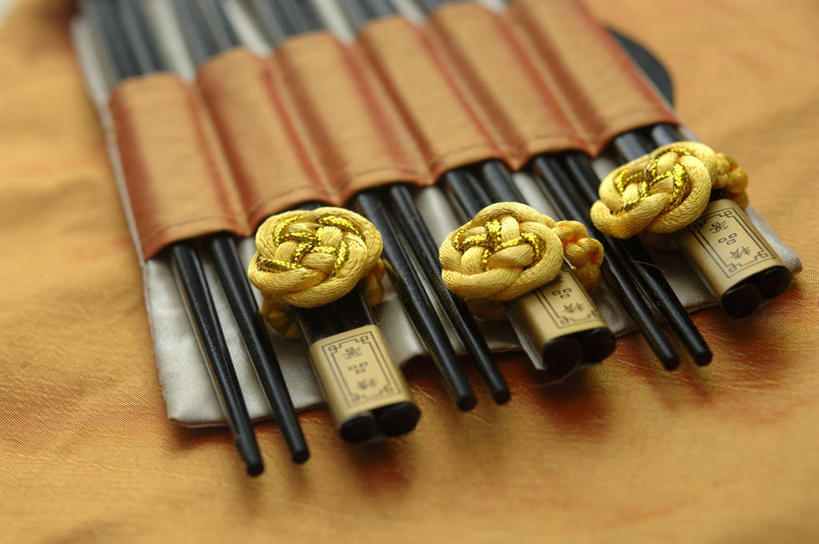 无人,横图,俯视,室内,特写,白天,餐桌,筷子,桌子,静物,餐具,阴影,朦胧,模糊,装饰,反射,影子,文化,传统,饰品,四双,摄影,影棚,餐台,礼节,华丽,修饰,点缀,礼仪,衬托,美观,雅致,雅观,进餐用具,彩图,高角度拍摄,影棚拍摄,拍摄