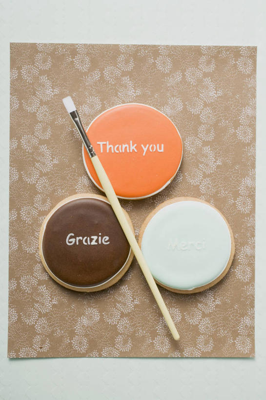 点心,无人,竖图,俯视,室内,特写,白天,白色背景,餐桌,桌子,阴影,反射,英文,标志,文字,影子,字符,字母,食品,曲奇,标识,食物,三个,刷子,饼干,零食,摄影,影棚,餐台,英文字母,曲奇饼,曲奇饼干,彩图,高角度拍摄,影棚拍摄,拍摄