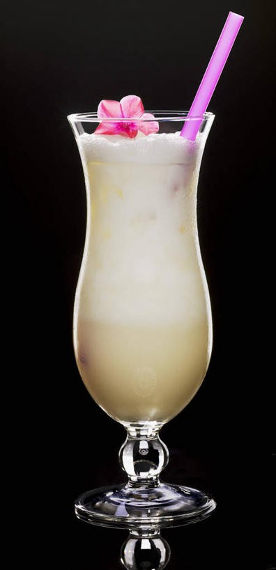 果汁,无人,竖图,室内,特写,白天,正面,餐桌,桌子,杯子,阴影,黑色背景,盛开,反射,影子,塑料,饮品,一杯,花蕾,玻璃制品,花,花瓣,花朵,鲜花,饮料,一朵,一个,水杯,塑料制品,吸管,花苞,花蕊,摄影,影棚,单个,餐台,空心,可口,饮管,适口,玻璃杯,彩图,影棚拍摄,拍摄,圆柱状