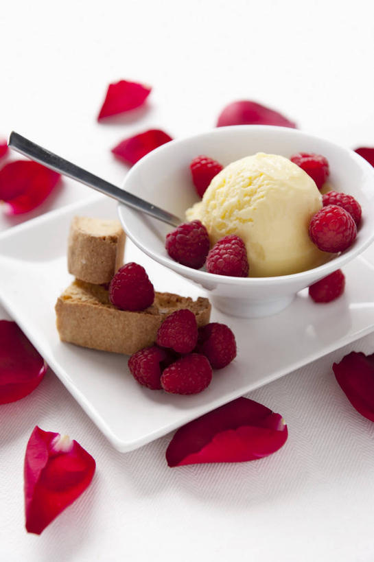 无人,竖图,俯视,室内,特写,白天,白色背景,餐桌,桌子,浆果,餐具,水果,阴影,新鲜,反射,碟子,盘,影子,勺子,陶瓷,桑葚,生食,食品,冰激凌,果实,陶瓷制品,清凉,食物,一个,红色,盘子,容器,调羹,碟,汤匙,碗,冷饮,覆盆子,舒服,冰淇淋,摄影,有机食品,绿色食品,影棚,单个,餐台,储藏,解暑,储存,解渴,雪糕,舒爽,冰糕,消暑,彩图,高角度拍摄,影棚拍摄,拍摄,贮存