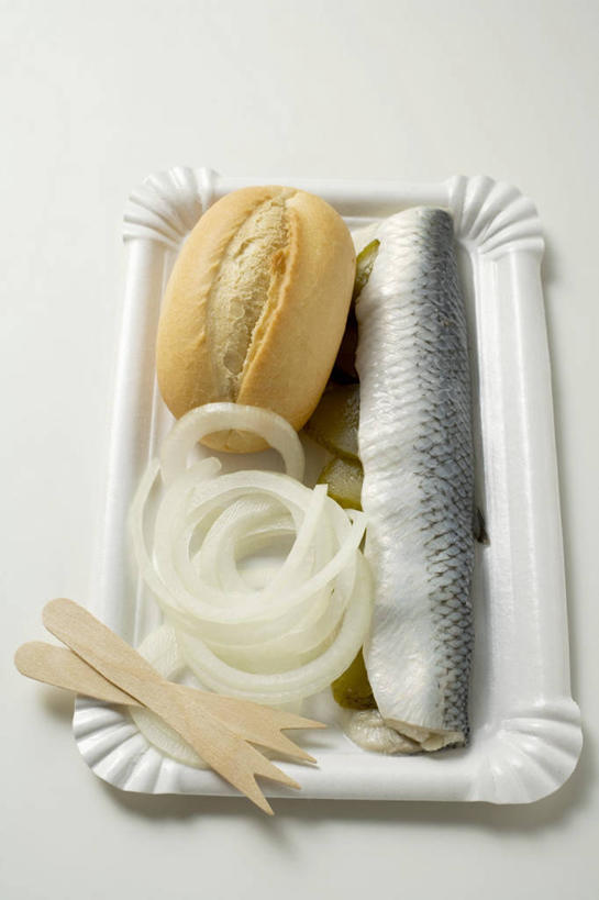 点心,海鲜,面包,无人,竖图,俯视,室内,特写,白天,白色背景,餐桌,桌子,黄瓜,蔬菜,餐具,阴影,新鲜,反射,碟子,盘,影子,塑料,食品,面点,水产,海洋生物,食物,糕点,白色,盘子,塑料制品,碟,摄影,有机食品,绿色食品,影棚,餐台,鲱鱼,水生动物,海产品,水生物,海底动物,小圆面包,太平洋鲱鱼,青瓜,胡瓜,彩图,高角度拍摄,影棚拍摄,拍摄