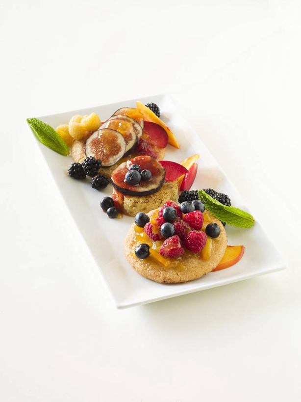 点心,蜂蜜,无人,竖图,俯视,室内,特写,白天,白色背景,餐桌,桌子,浆果,黑莓,餐具,水果,叶子,阴影,新鲜,反射,碟子,盘,影子,桑葚,生食,食品,甜点,甜品,果实,绿叶,食物,糕点,一个,白色,盘子,碟,甜食,覆盆子,嫩叶,摄影,有机食品,绿色食品,影棚,单个,餐台,花蜜,止痛,露莓,解毒,冬酿,石蜜,叶,叶片,彩图,高角度拍摄,影棚拍摄,拍摄