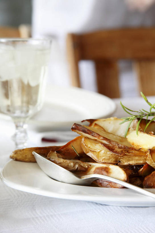 无人,竖图,俯视,室内,特写,白天,烹饪,西餐,餐桌,桌子,蔬菜,杯子,餐具,阴影,朦胧,模糊,新鲜,反射,碟子,盘,影子,调味,香料,佐料,料理,食品,菜肴,美食,玻璃制品,食物,盘子,水杯,碟,西式,佳肴,有机食品,绿色食品,餐台,迷迭香,配料,海洋之露,作料,玻璃杯,彩图,高角度拍摄