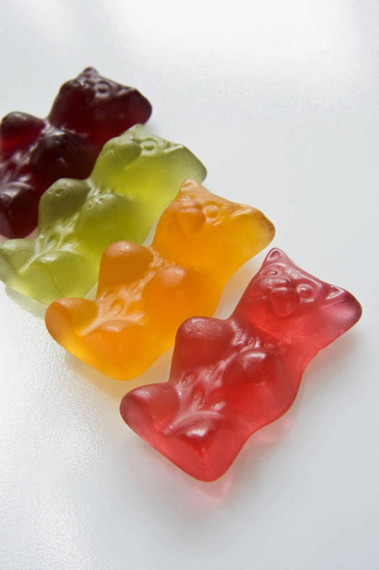 无人,竖图,俯视,室内,特写,白天,白色背景,餐桌,桌子,一排,阴影,整齐,反射,影子,食品,糖,糖果,甜点,甜品,软糖,食物,排列,黄色,红色,绿色,紫色,甜食,四个,摄影,影棚,餐台,队列,彩图,高角度拍摄,影棚拍摄,拍摄