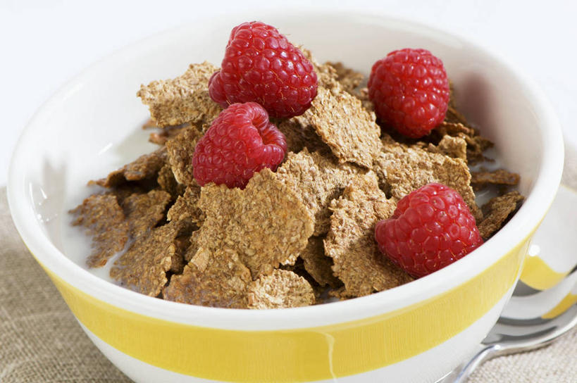 牛奶,无人,横图,俯视,室内,特写,白天,早餐,餐桌,桌子,浆果,水果,许多,阴影,新鲜,反射,影子,勺子,陶瓷,桑葚,谷物,生食,食品,果实,陶瓷制品,饮品,营养,美食,饮食,食物,饮料,一个,红色,容器,调羹,汤匙,碗,覆盆子,四个,保健,摄影,有机食品,绿色食品,影棚,单个,餐台,储藏,麦片,乳制品,奶,牛乳,储存,安神,彩图,高角度拍摄,影棚拍摄,拍摄,贮存