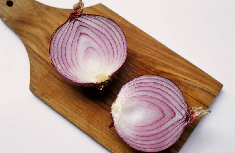 无人,横图,俯视,室内,特写,白天,白色背景,桌面,桌子,蔬菜,洋葱,切开,阴影,新鲜,反射,纹路,木制,纹理,影子,食品,案板,砧板,食物,两个,一个,紫色,木制品,切,摄影,有机食品,绿色食品,影棚,单个,玉葱,剖面,切面,肌理,圆葱,洋葱头,球葱,葱头,彩图,高角度拍摄,影棚拍摄,拍摄