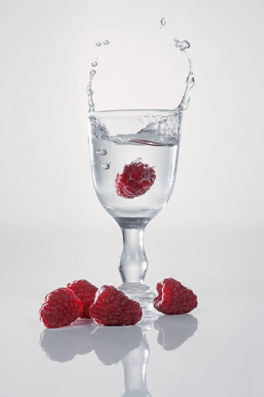 无人,竖图,室内,特写,白天,白色背景,正面,水,桌面,桌子,浆果,杯子,水果,五个,许多,阴影,飞溅,新鲜,溅,反射,木制,高脚杯,液体,影子,水滴,桑葚,桑椹,生食,食品,果实,伏特加,酒类,一杯,玻璃制品,酒,水珠,食物,红色,酒杯,木制品,覆盆子,摄影,有机食品,绿色食品,影棚,喷洒,蒸馏酒,鸡尾酒杯,玻璃杯,彩图,影棚拍摄,拍摄