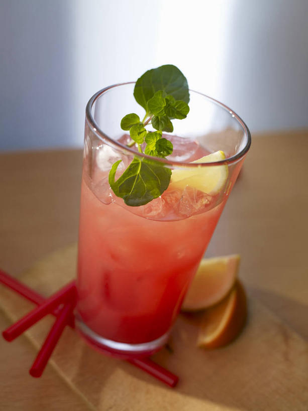 无人,竖图,俯视,室内,特写,白天,桌面,桌子,柑橘,杯子,水果,叶子,阴影,朦胧,模糊,新鲜,反射,木制,影子,塑料,冰,生食,冰块,食品,果实,绿叶,酒类,一杯,文化,冷冻,玻璃制品,酒,食物,饮料,木制品,水杯,塑料制品,吸管,鸡尾酒,嫩叶,寒冷,调酒,有机食品,绿色食品,冷藏,冰冷,创造,空心,想象,饮管,保鲜,叶,叶片,玻璃杯,橘子,桔子,橙子,橙,彩图,高角度拍摄,圆柱状