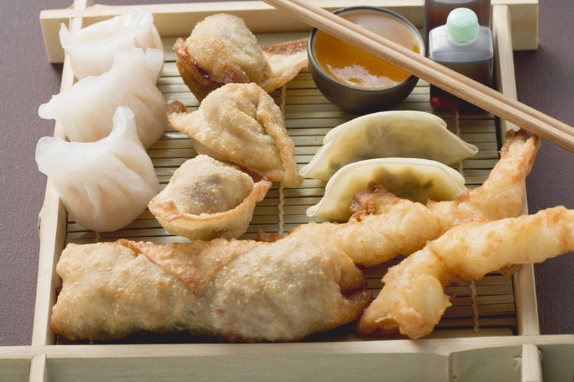 点心,无人,横图,俯视,室内,特写,白天,筷子,桌面,桌子,餐具,一双,阴影,反射,木制,影子,陶瓷,调料,酱料,酱汁,天妇罗,虾,佐料,日本料理,料理,食品,面点,陶瓷制品,调味品,调味料,文化,传统,酱,春卷,美食,食物,木制品,容器,碗,日式料理,日式,中式,储藏,礼节,储存,薄饼,礼仪,斑节对虾,斑节虾,春饼,天麸罗,日本对虾,竹节虾,进餐用具,彩图,高角度拍摄,贮存