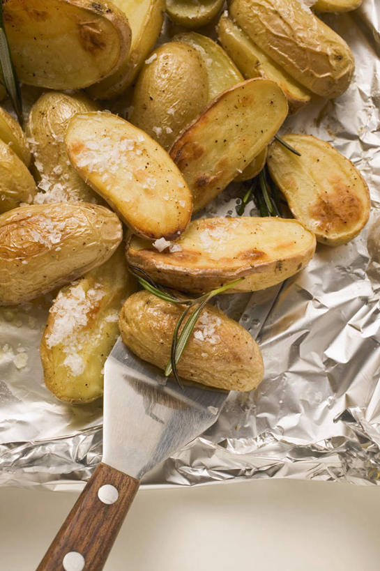 无人,竖图,俯视,室内,特写,白天,白色背景,烹饪,西餐,桌面,桌子,蔬菜,土豆,餐具,一把,阴影,新鲜,反射,木制,包装,包装纸,叉子,铝箔纸,锡箔纸,影子,纸,料理,食品,纸张,菜肴,美食,食物,木制品,西式,摄影,佳肴,有机食品,绿色食品,影棚,迷迭香,包装材料,锡箔,餐叉,铝箔,馍馍蛋,海洋之露,进餐用具,洋芋,山药蛋,马铃薯,彩图,高角度拍摄,影棚拍摄,拍摄