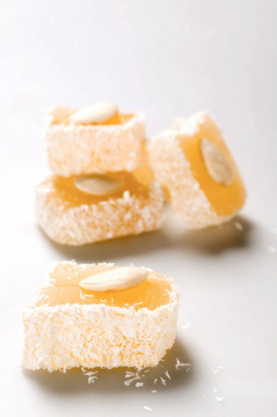 无人,竖图,俯视,室内,特写,白天,白色背景,桌面,桌子,杏仁,椰子,阴影,反射,木制,影子,食品,糖,糖果,甜点,甜品,软糖,食物,黄色,木制品,甜食,四块,摄影,影棚,大椰,胥余,椰瓢,越王头,杏子,杏梅仁,杏核仁,木落子,苦杏仁,彩图,高角度拍摄,影棚拍摄,拍摄