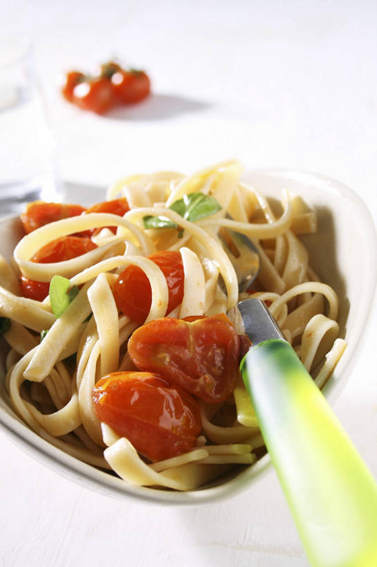 面食,面条,意大利面,无人,竖图,俯视,室内,特写,白天,白色背景,爱情,西餐,桌面,桌子,蔬菜,西红柿,小番茄,餐具,阴影,爱心,新鲜,反射,木制,叉子,影子,陶瓷,面,料理,食品,陶瓷制品,浪漫,食物,一个,木制品,容器,碗,温暖,温馨,心形,恩爱,西式,摄影,有机食品,绿色食品,影棚,单个,储藏,和睦,储存,餐叉,小西红柿,樱桃小番茄,珍珠小番茄,心型,进餐用具,樱桃番茄,圣女果,番茄,彩图,高角度拍摄,影棚拍摄,拍摄,融洽,贮存